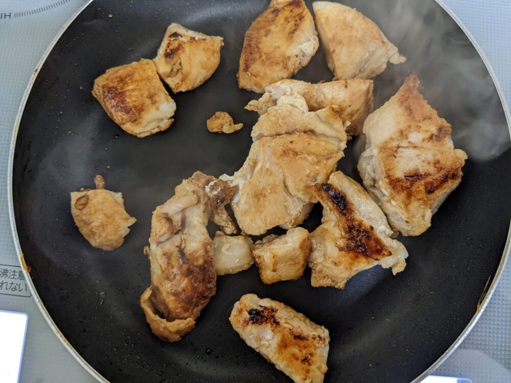 鶏肉を焼いているところ