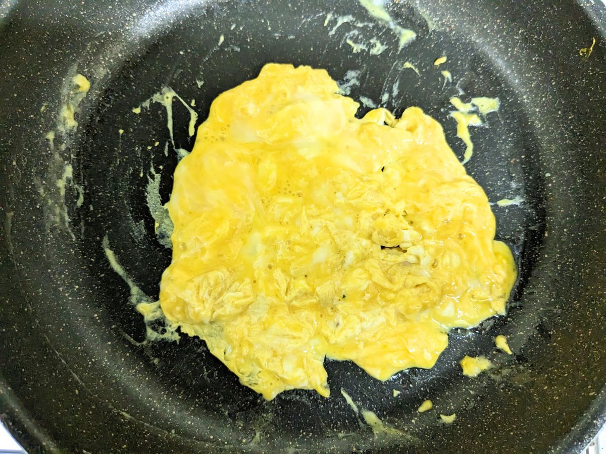卵を炒めているところ