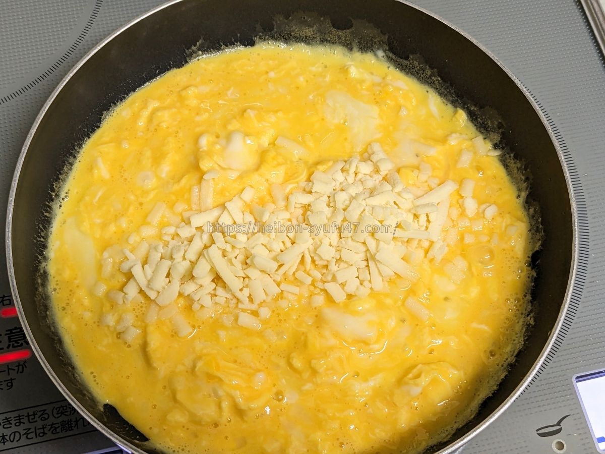 チーズオムレツを作っているところ