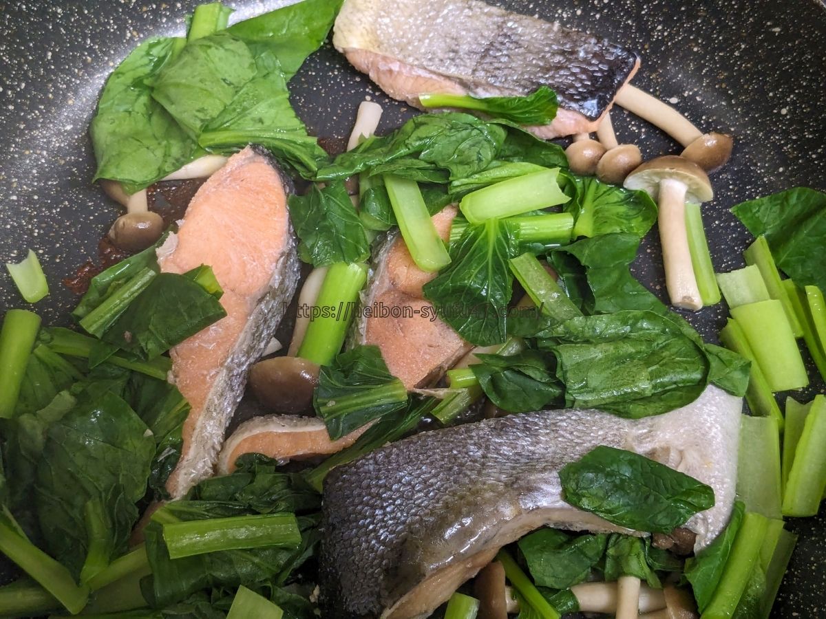 フライパンに鮭、しめじ、小松菜を入れたところ