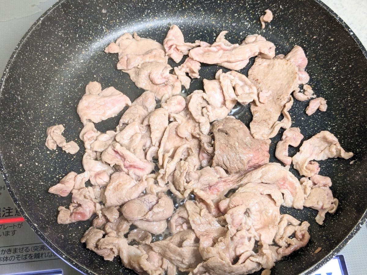 豚肉を炒めているところ